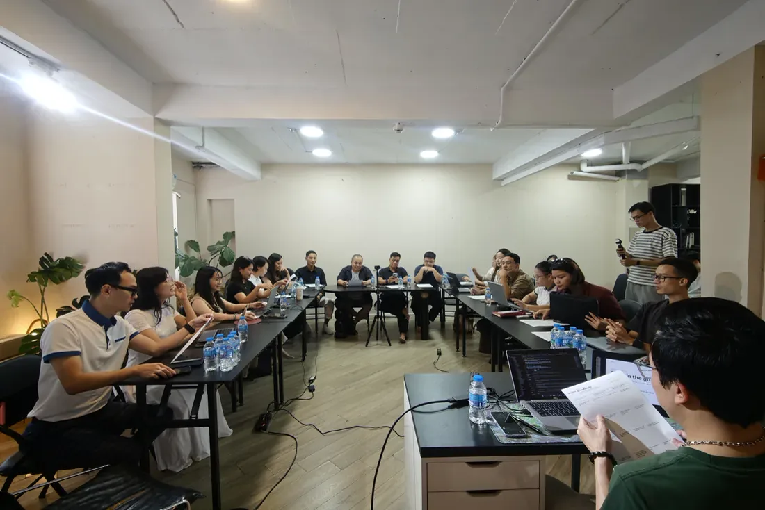 Buổi offline lớp Teamwork với AI, Hưng chỉ lên màn hình giảng cho cả lớp